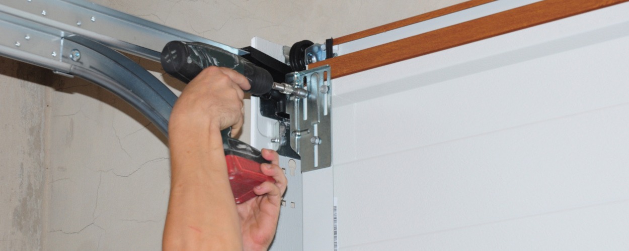 3 Signs That It’s Time for Garage Door Replacement