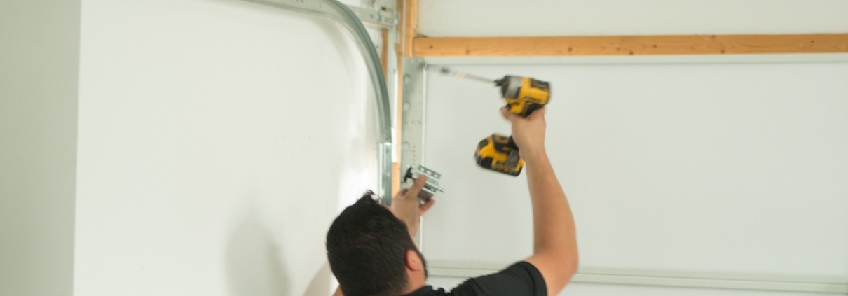 When to Call for Garage Door Servicing