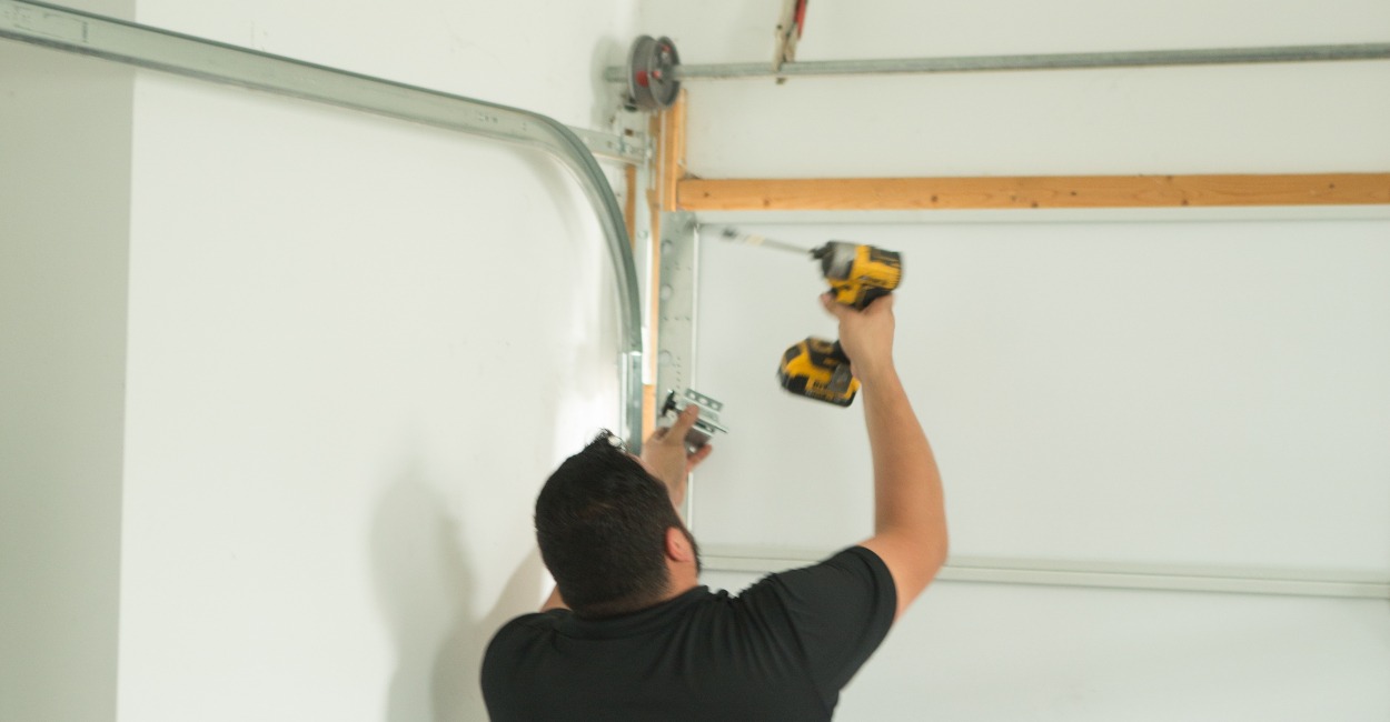 When to Call for Garage Door Servicing